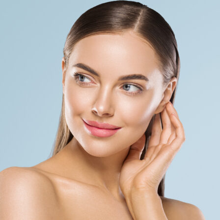 Jeune femme à la peau lisse et sans imperfection