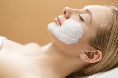 Femme allongée avec de la soin Comodex sur le visage